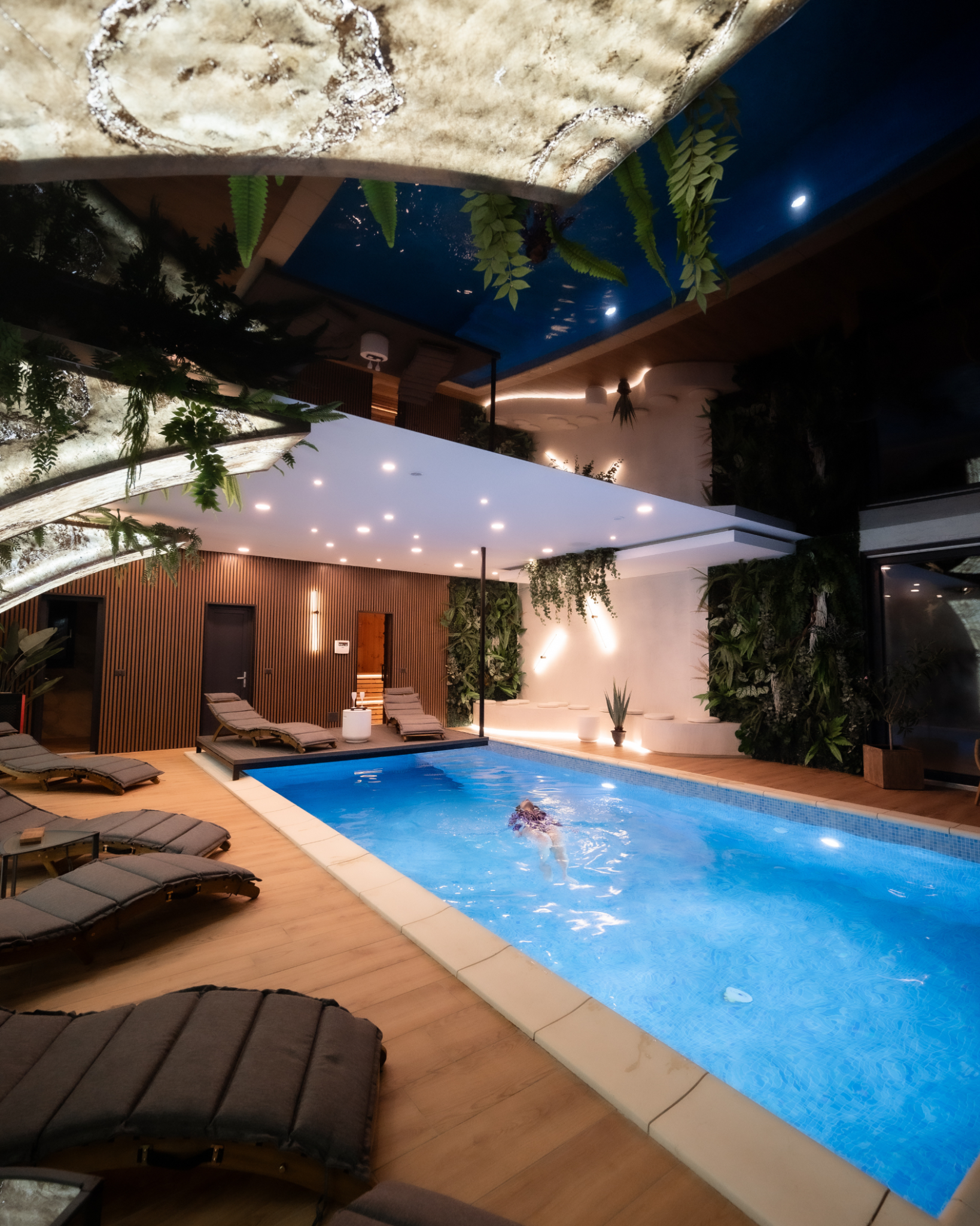 Piscină interioară premium la Cabana Stone House SPA Relax Mălini Suceava